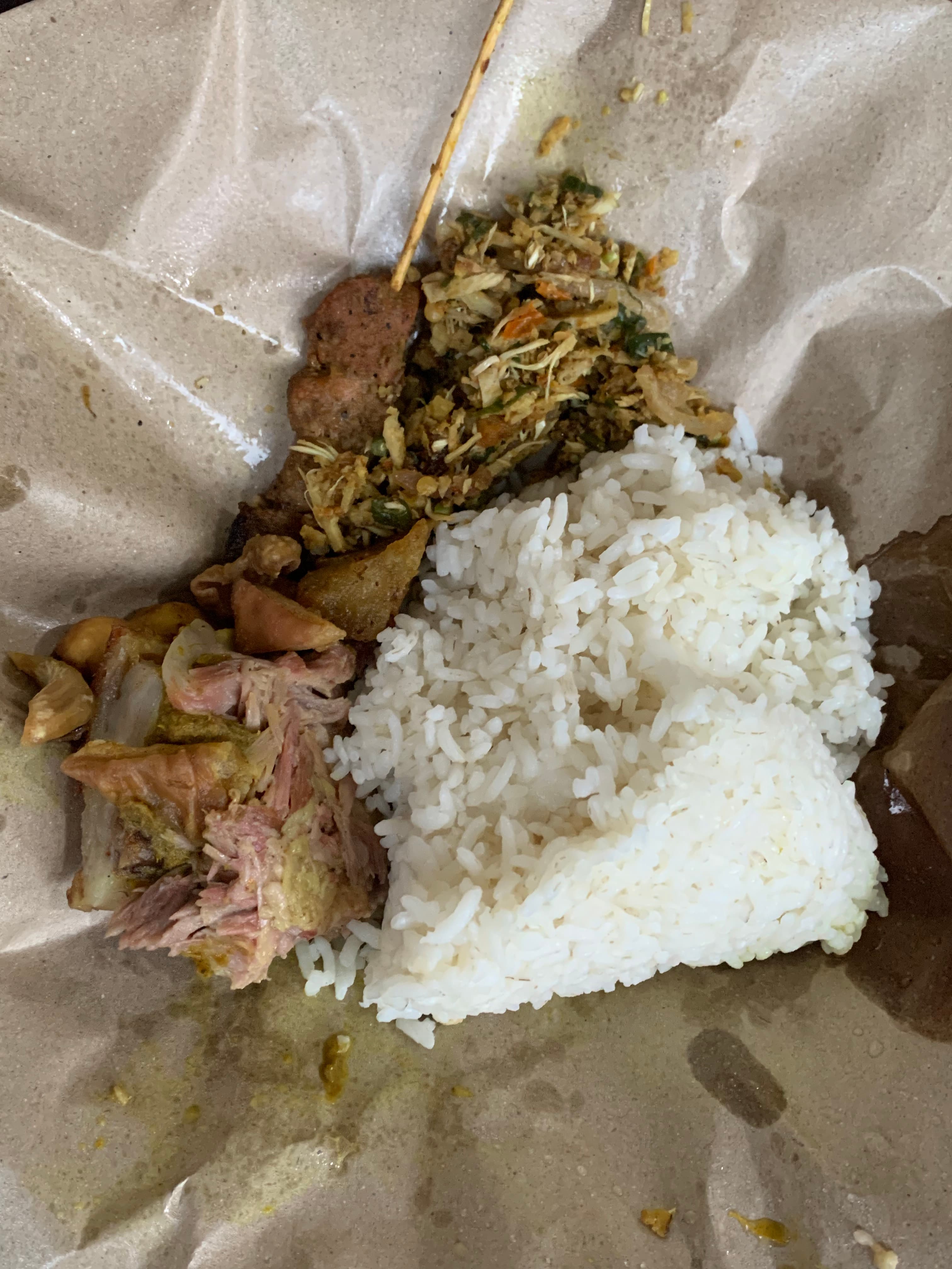 Seporsi Sam-Sam dengan sate daging babi bertusuk, lawar, dan nasi putih dalam bungkus kertas
