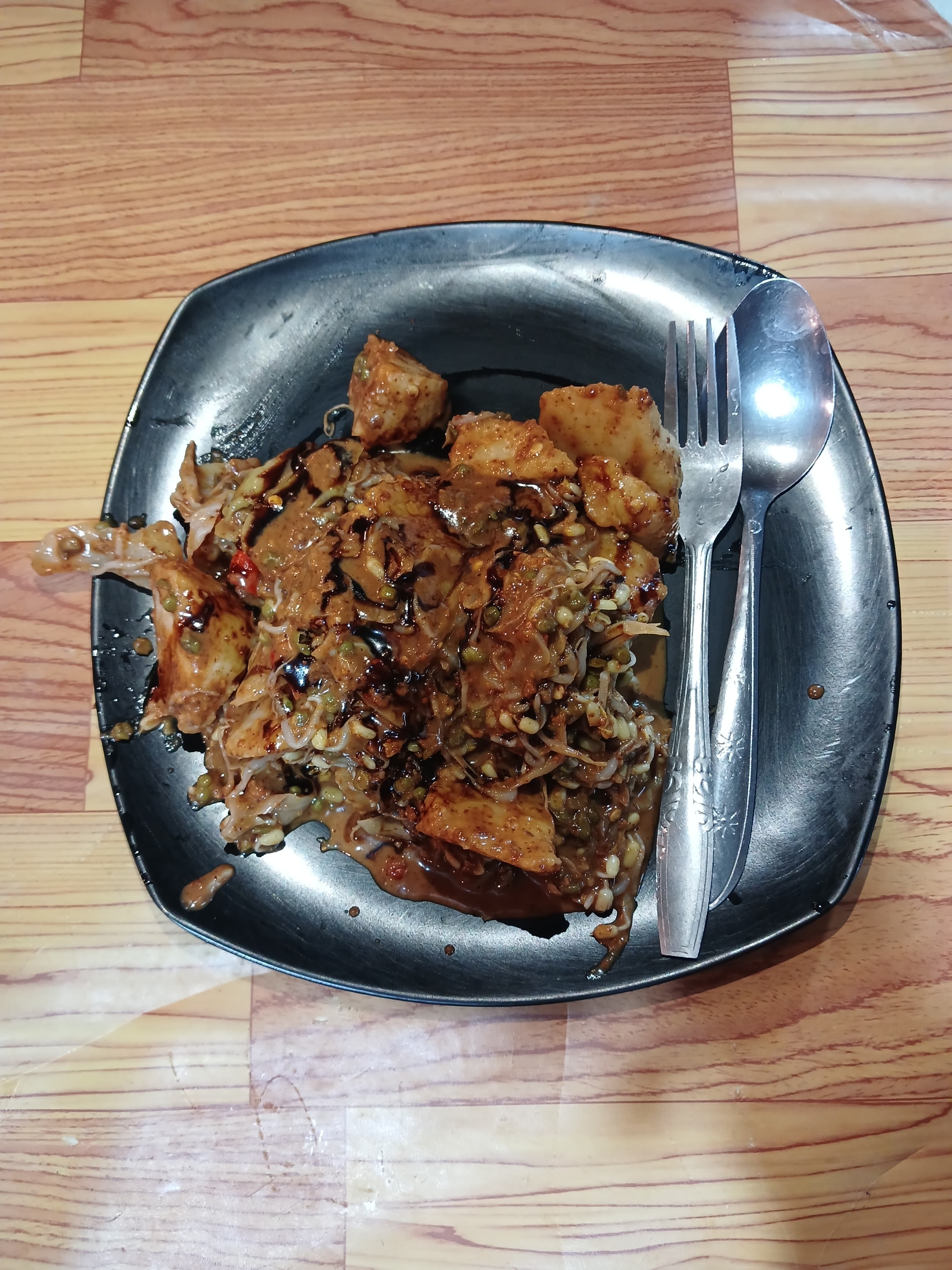 Detail Tipat Cantok dengan siraman bumbu kacang dan kecap manis