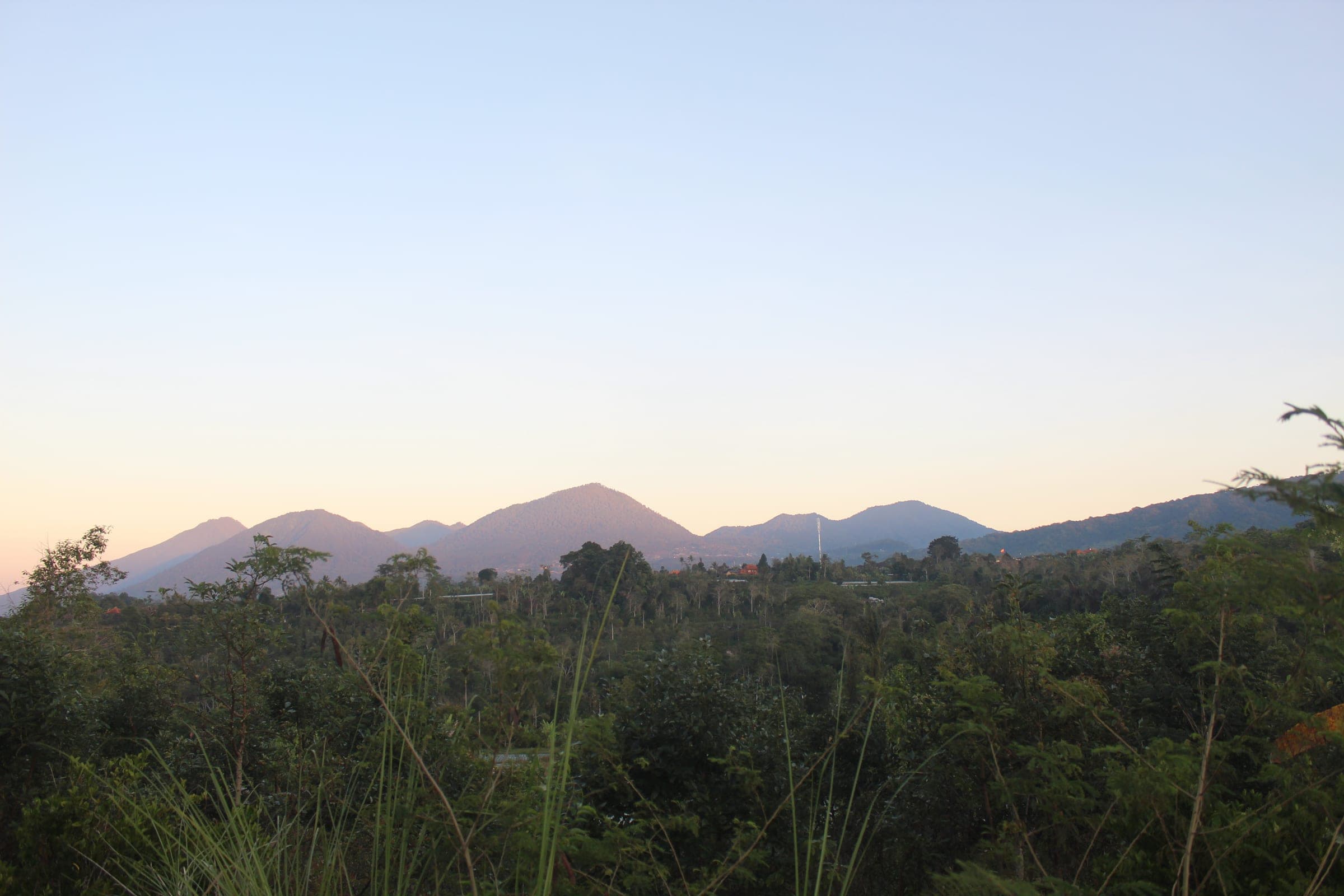 Panorama rangkaian pegunungan dilihat dari jalur pendakian Gunung Catur, Pelaga, saat senja