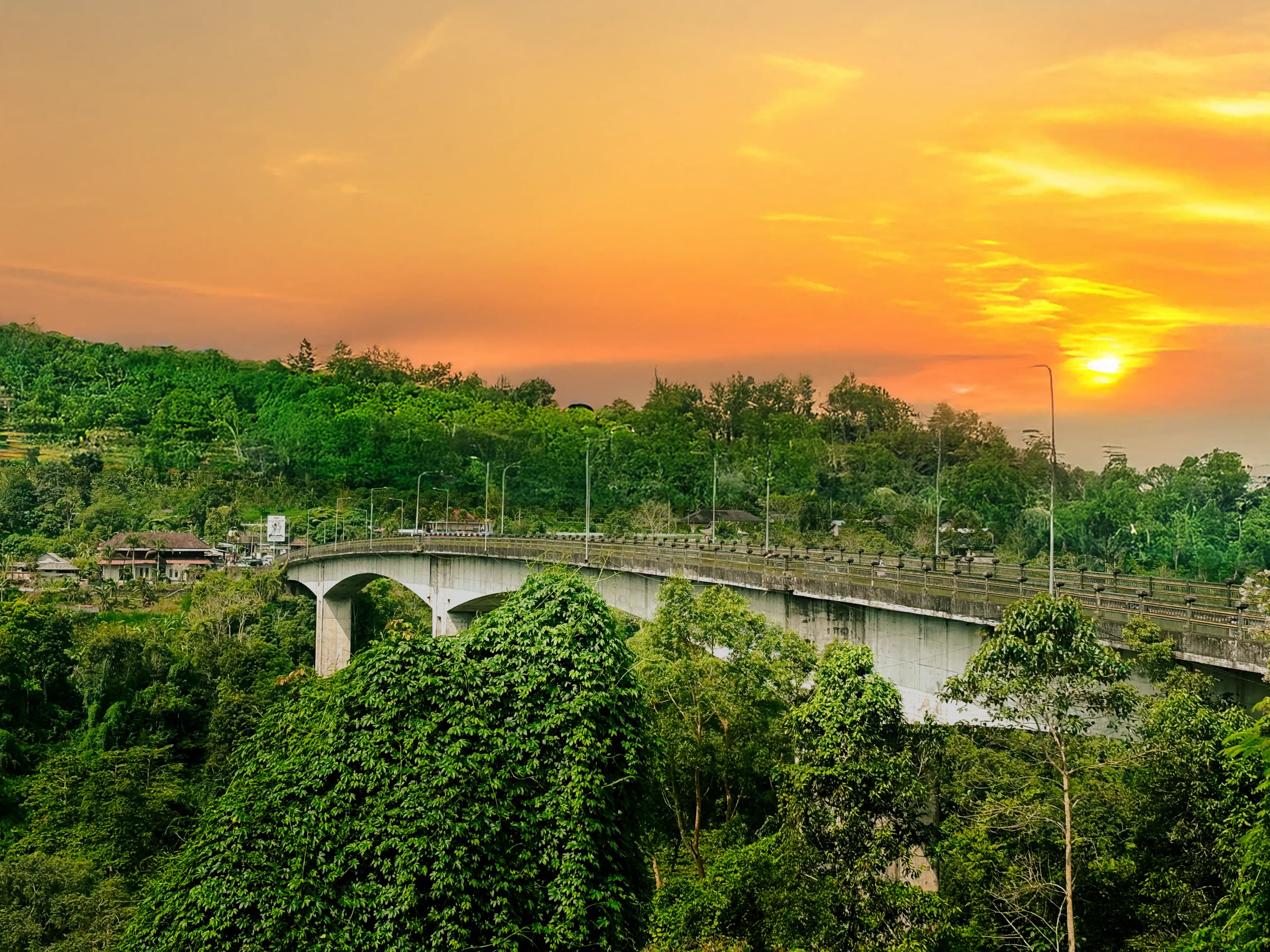 Pemandangan lembah dan Jembatan Tukad Bangkung dari ketinggian